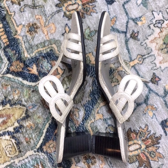 🦚 LIFE STRIDE ‘Swirl’ White Pale Croc Printed Block Kitten Heel Sandals - Picture 5 of 8